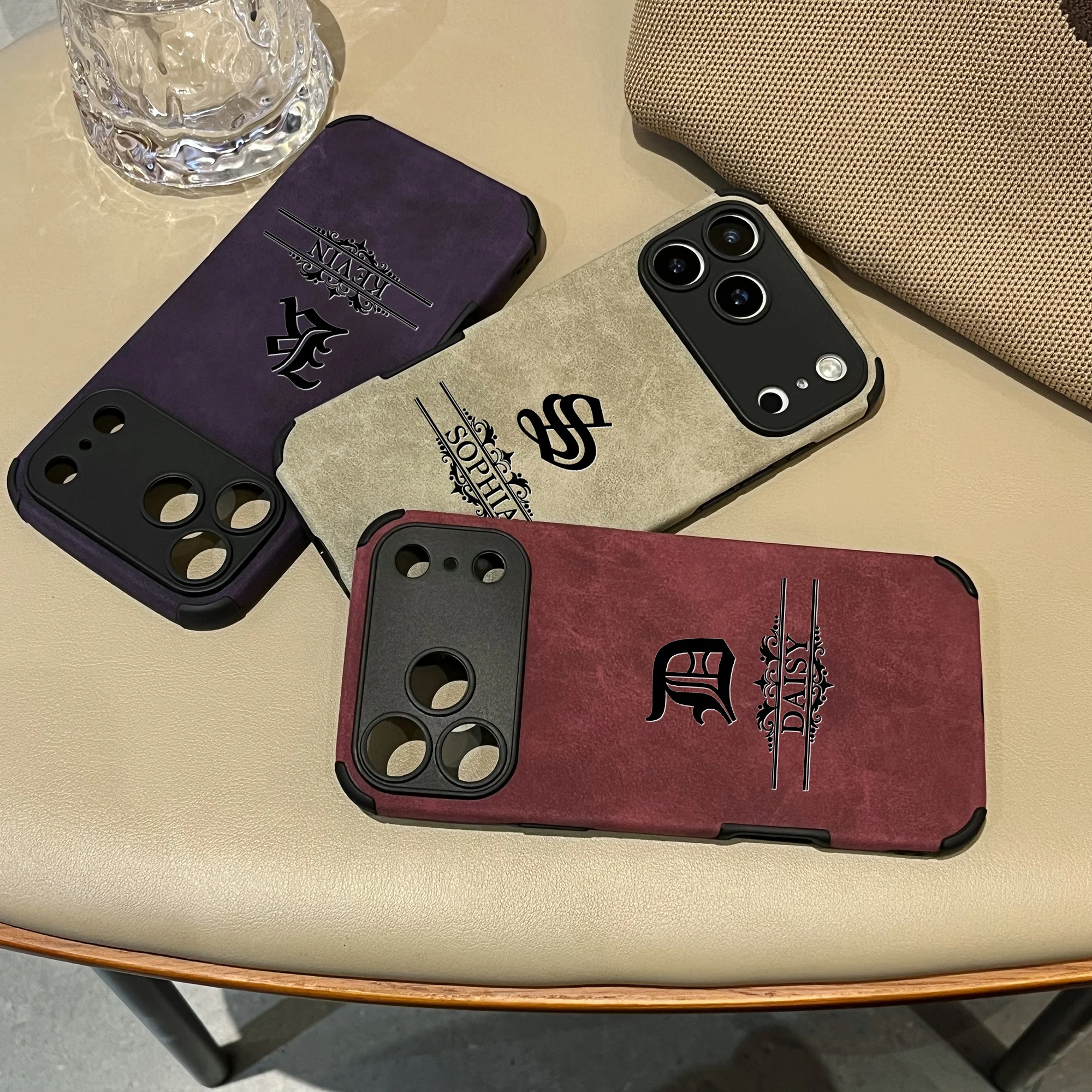 Individuelle Buchstaben DIY Name Gotisches Muster Kunstleder Handyhülle Geschenk für iPhone 18 17 16 15 14 13 12 11 Pro Max 17 Air Plus – Detail 3