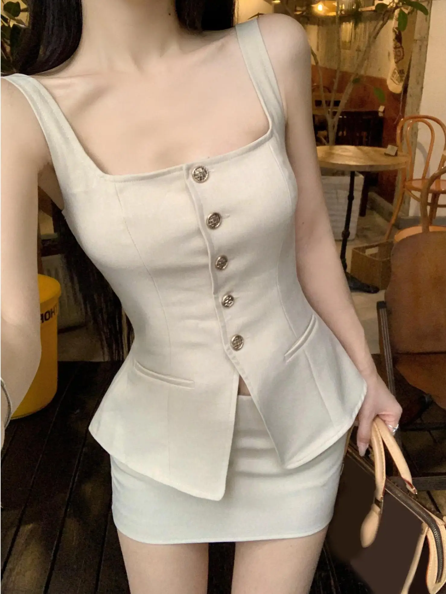 

Стильный американский укороченный жилет и юбка-полусолнце: модный летний комплект для женщин, создающий молодежный и трендовый образ.