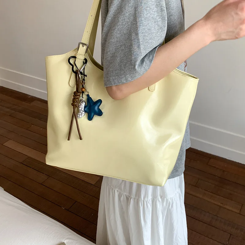 

Soft Textured Large Capacity Tote Bag for Women in Spring 2025, New Commuting Oil Wax Leather Hand-held Shoulder Bag Trend