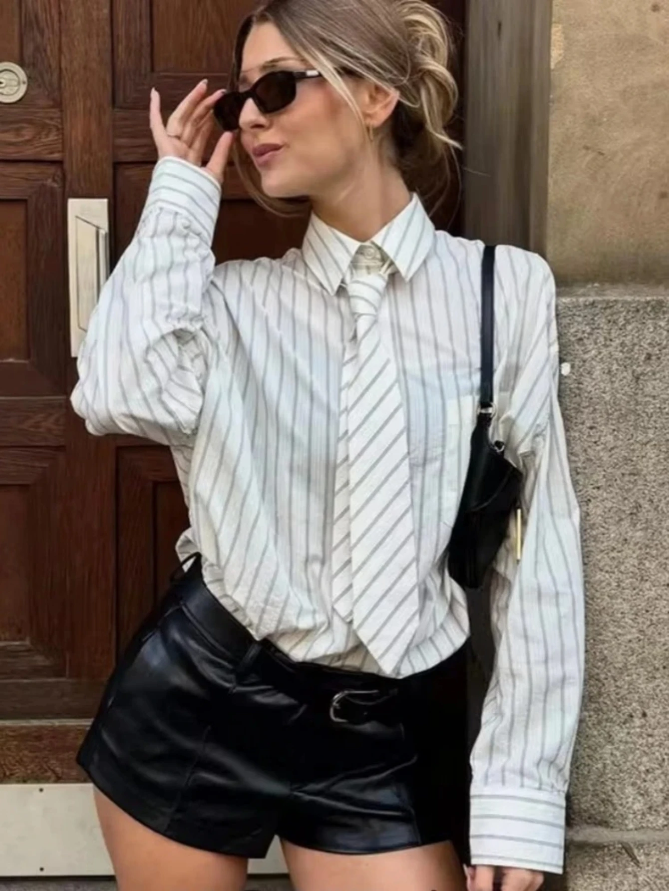 

2025 Autumn New Women Tops Boyfriend Style Striped Loose Full Sleeve White Shirts Women Casual Single Breasted Shirt With Tie
