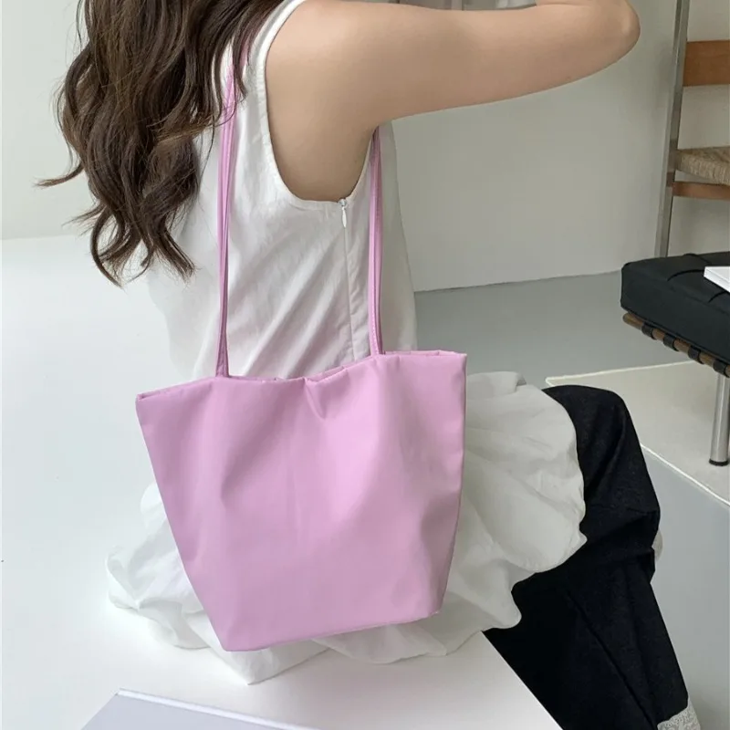 

2026 Korean Style Nylon Tote Shoulder Bag Women New Large Capacity Lightweight Bucket Bag Fashionable and Versatile Commuter Bag