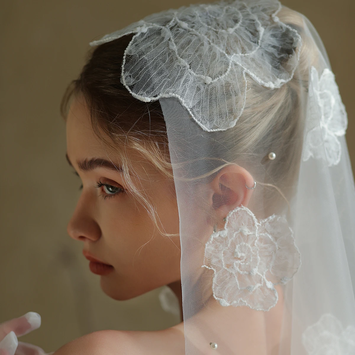 V387 جديد طبقة واحدة الدانتيل زهرة العروس الحجاب الفاخرة الأبيض سوبر الجنية الزفاف التصوير الفوتوغرافي أغطية الرأس