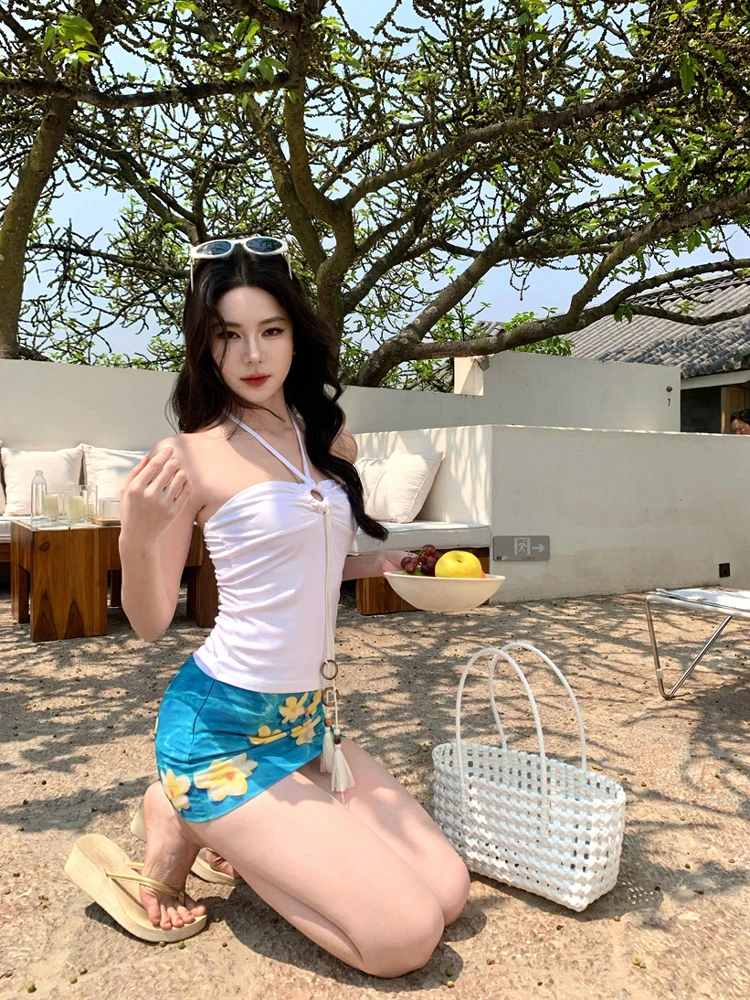 توب قصير نسائي أبيض بدون حمالات على الطراز التايلاندي، مثير للصيف والرحلات، تصميم أنيق وضيق