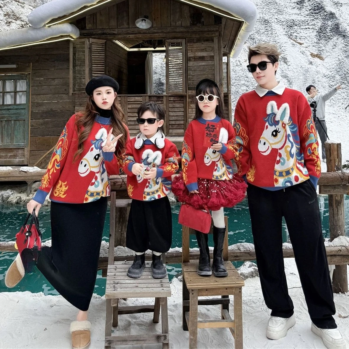 ‌ 2026 السنة الجديدة الأسرة مطابقة الملابس الأحمر متماسكة سترة الآباء الاطفال الشتاء للجنسين الصينية عطلة القمم الوليد رومبير للرضيع