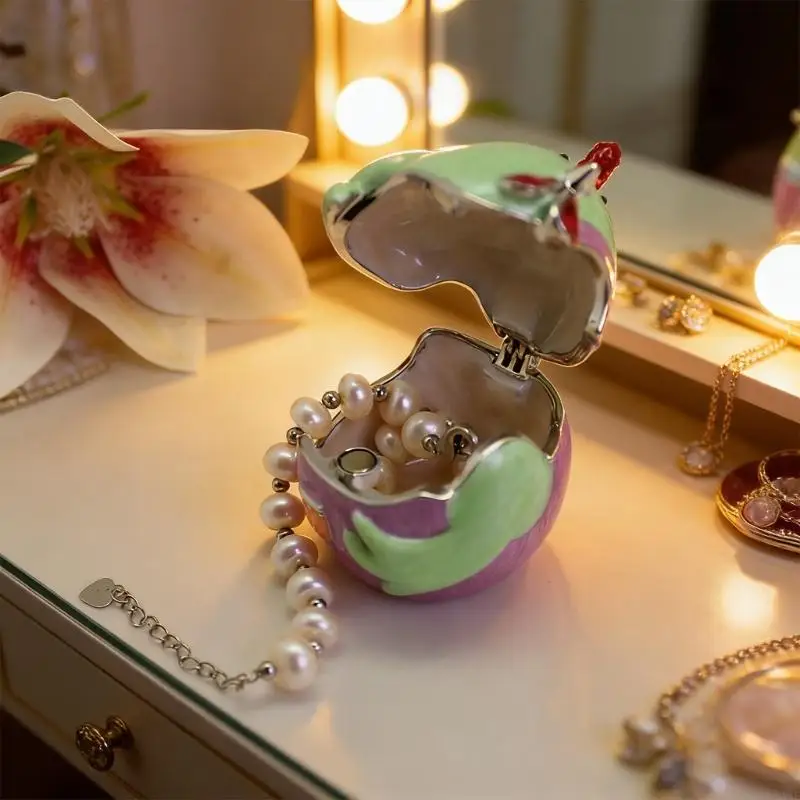  Shimmering Jewelry Organizers In Hen Design Featuring Scratch Resistant Surfaces