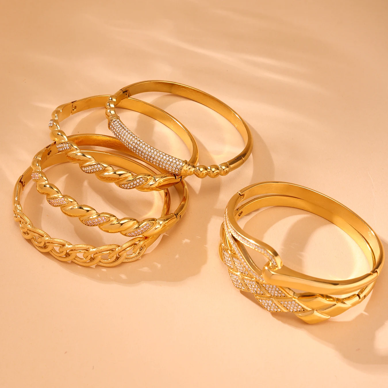 

Nivora Exquisite Shiny Zircon Stainless Steel Geometric Resistant Bangle For Women PVD Gold Plated Wedding Banquet Jewelry Gifts