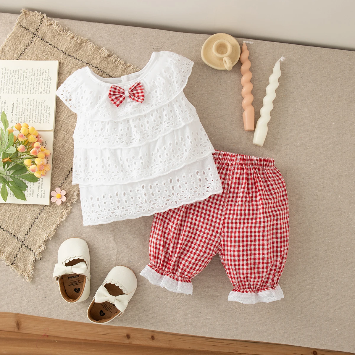 

Комплект в корейском стиле для маленьких девочек, кружевные топы без рукавов с бантом и красными шортами в клетку, костюм из 2 предметов, летняя модная одежда для девочек и детей