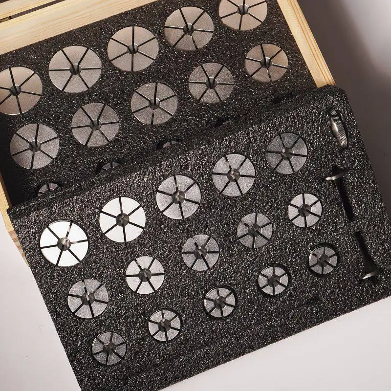 

Инструмент для ремонта часов: 8-миллиметровая внутренняя опора для часового станка, резьбовое кольцо для корпуса, приспособление для ремонта задней и нижней крышек.