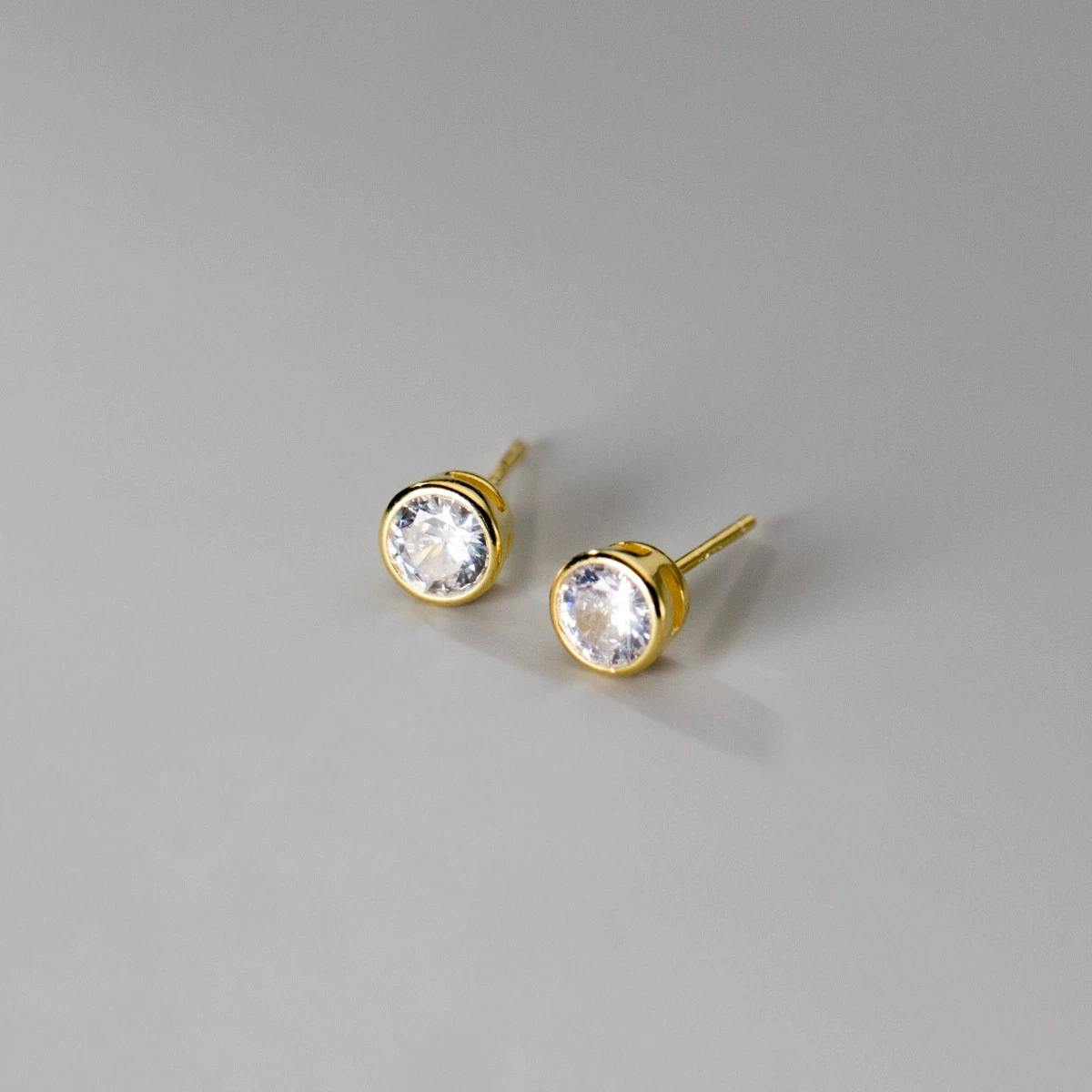 Modian Classic Dazzling Clear CZ Round Studs Earring for Women Fashion 925 Sterling Silver Wedding Engagement Statement Jewelry