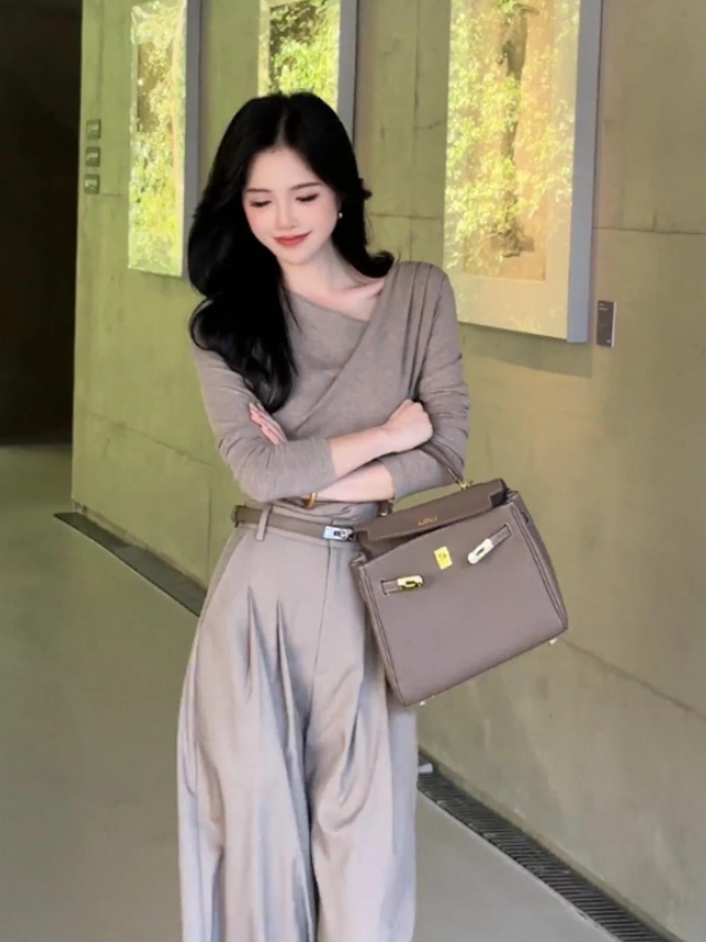 เสื้อยืดทรงยาวสไตล์เรโทร สวมใส่สบาย แฟชั่นสำหรับผู้หญิง สีพื้น เรียบหรู ช่วยให้ดูผอมลง เหมาะสำหรับใส่ไปทำงานในฤดูใบไม้ร่วง