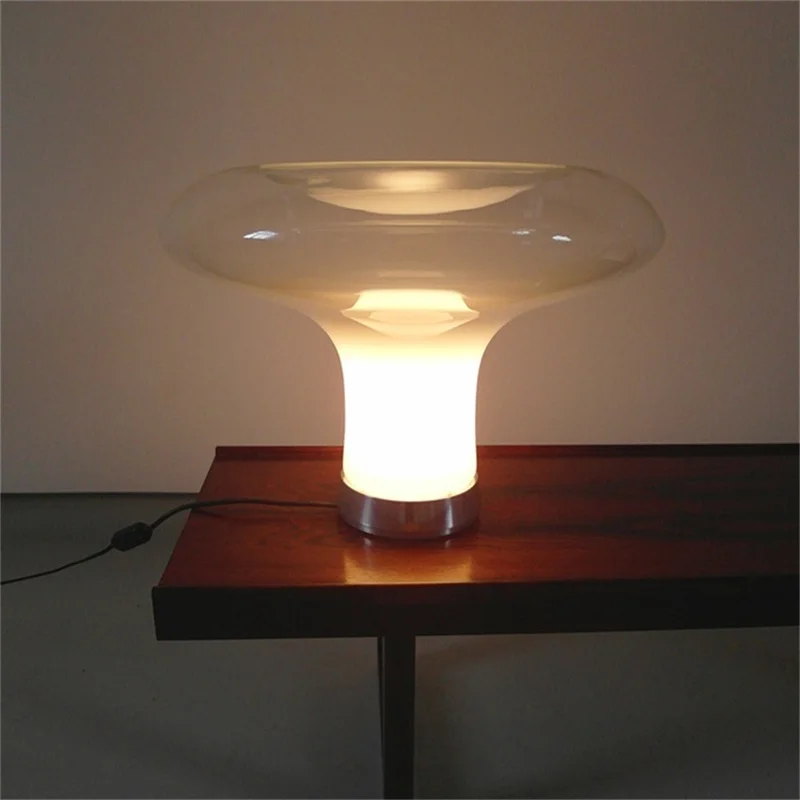 Lampada da tavolo nordica di aprile moderna semplice lampada da scrivania a fungo LED in vetro decorativo per la casa per soggiorno sul comodino