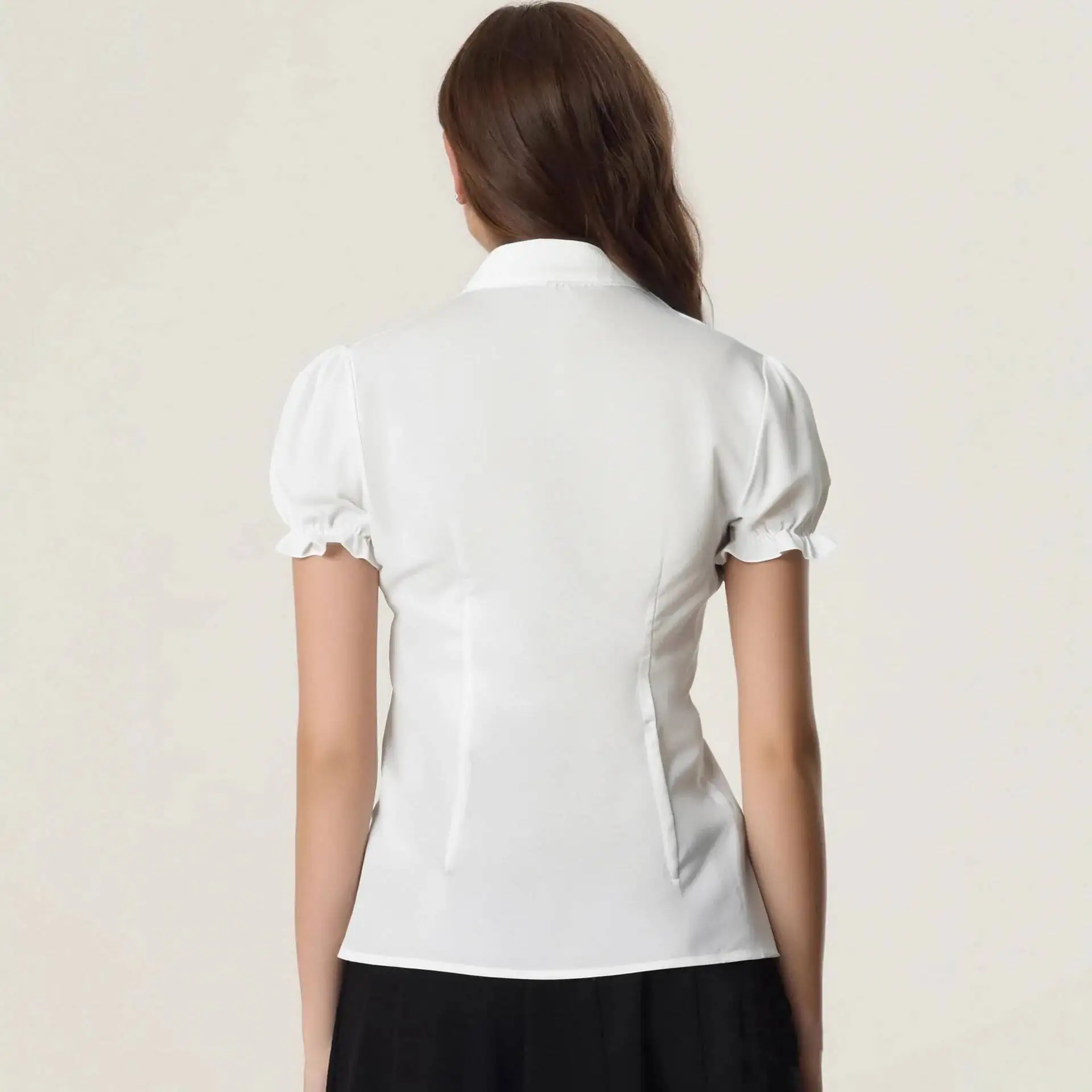 

Белая женская рубашка с v-образным вырезом и рюшами, новый дизайн, нишевый тренд, красивая рубашка в этом году