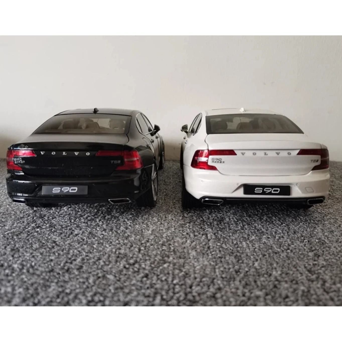 نموذج سيارة المصنع الأصلي فولفو S90 1:18 نموذج السيارة الأصلي تم استعادةها للغاية وإرسالها إلى هدية صديقها