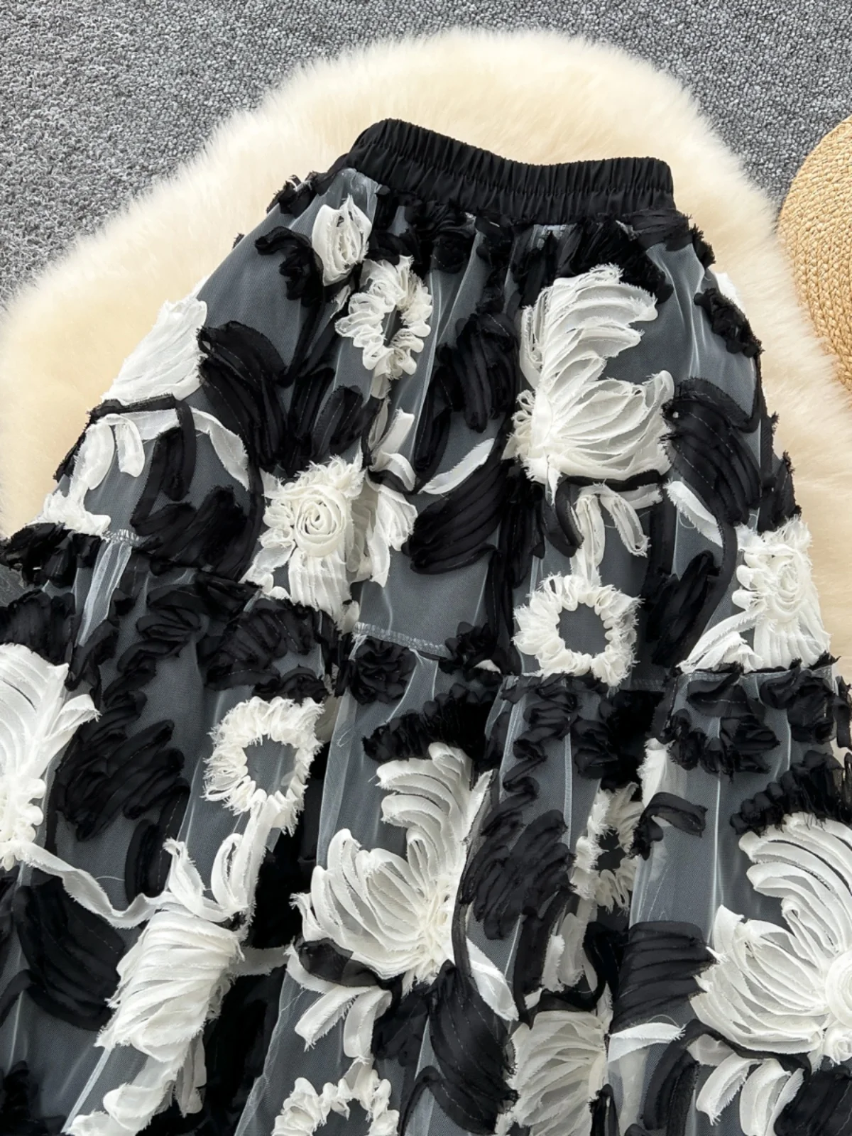 Ele A-Linie Midirock mit 3D-Blumen, schwere Stickerei, hohe Taille, schlankmachendes Netz für Damen, Frühlingskollektion 2025,