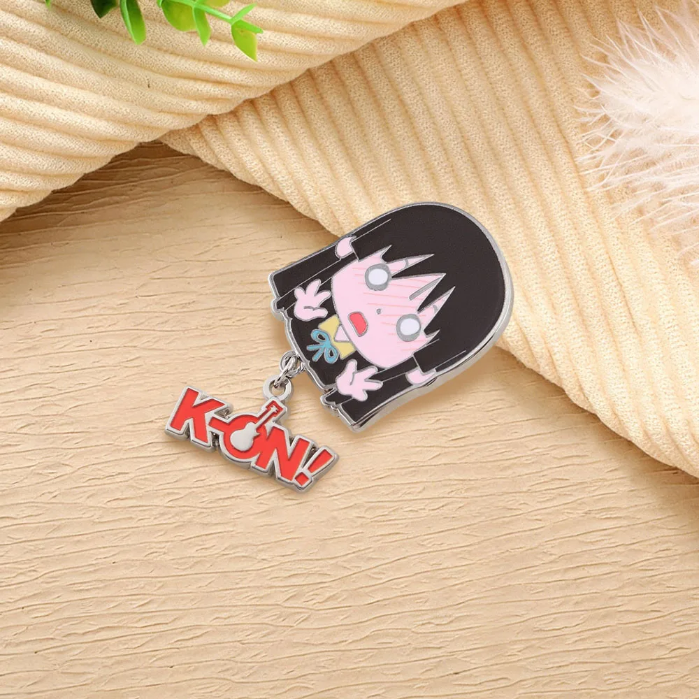 K-On！Akiyama Mio Anime Chibi-Charakter Emaille-Pin Niedliche Brosche mit überraschtem Gesichtsausdruck für Rucksäcke, Kleidung, Fans, Geschenk-Accessoire – Detail 7