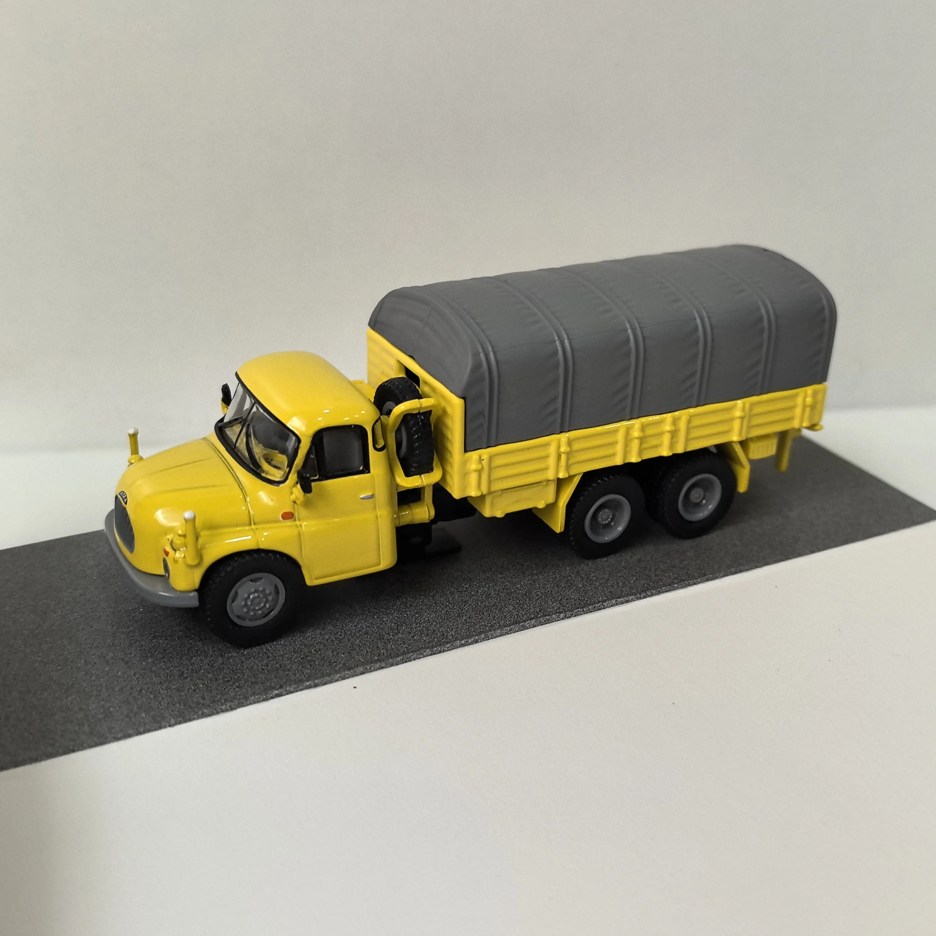Металлическая модель автомобиля Tatra T138 в масштабе 1:87 (серия Diecast SCHUCO)
