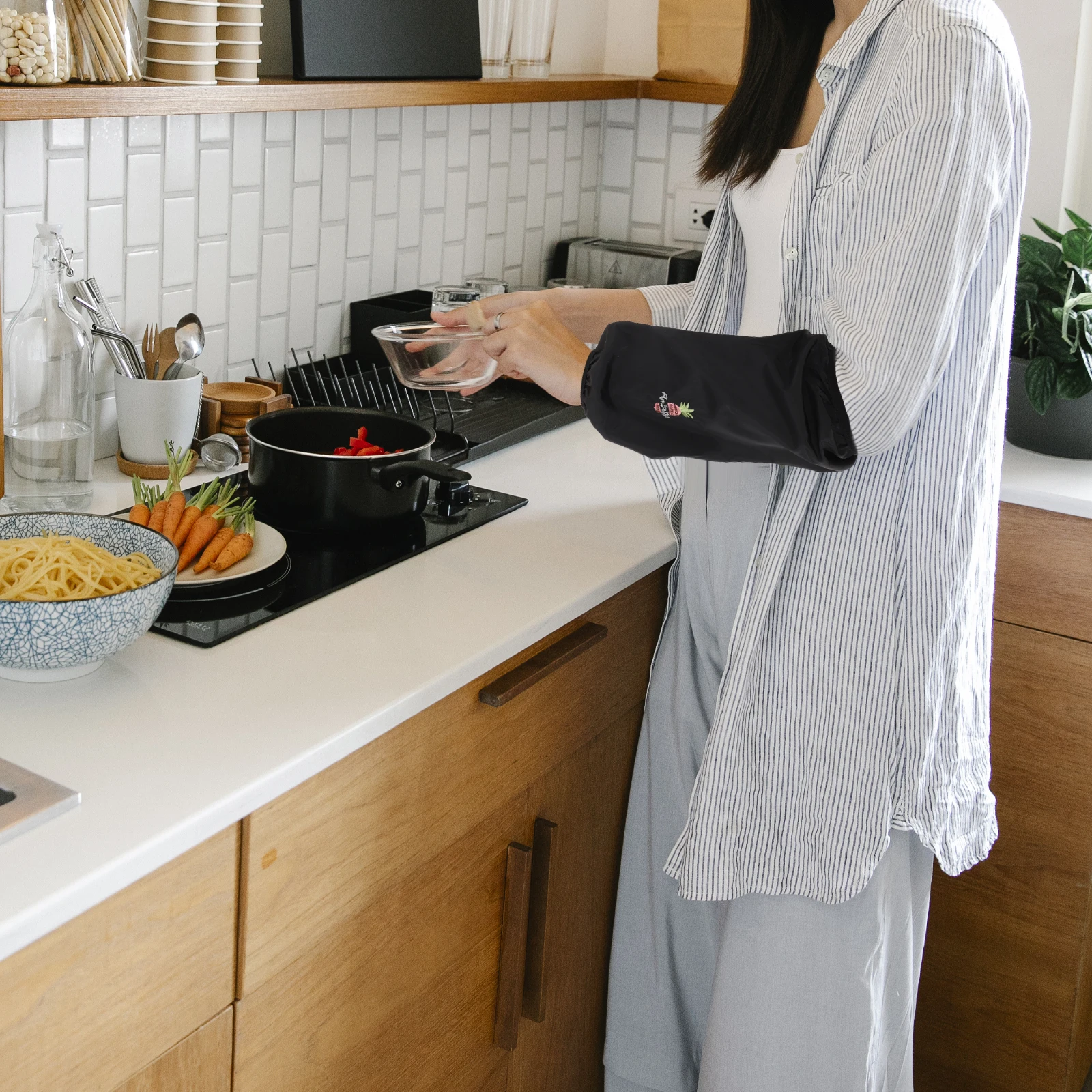 

2 Pairs Long Waterproof Kitchen Sleeves Anti-Oil Stain Arm Covers Cactus Cherry Housework Protection Gloves