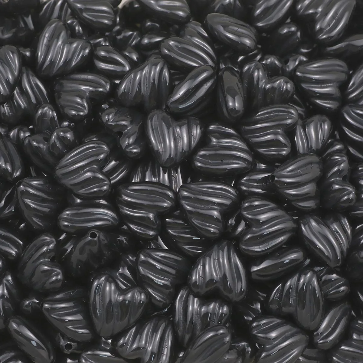 14,5 mm einfarbige gestreifte Acryl-Herzperlen in Schwarz für handgefertigte DIY-Schmuckherstellung und Perlenzubehör