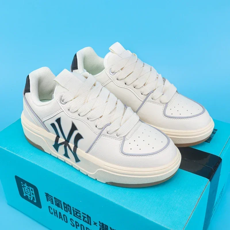 NYC Chic: 2024\'s Little White Yankees Sneakers - Elevate Your Street Style