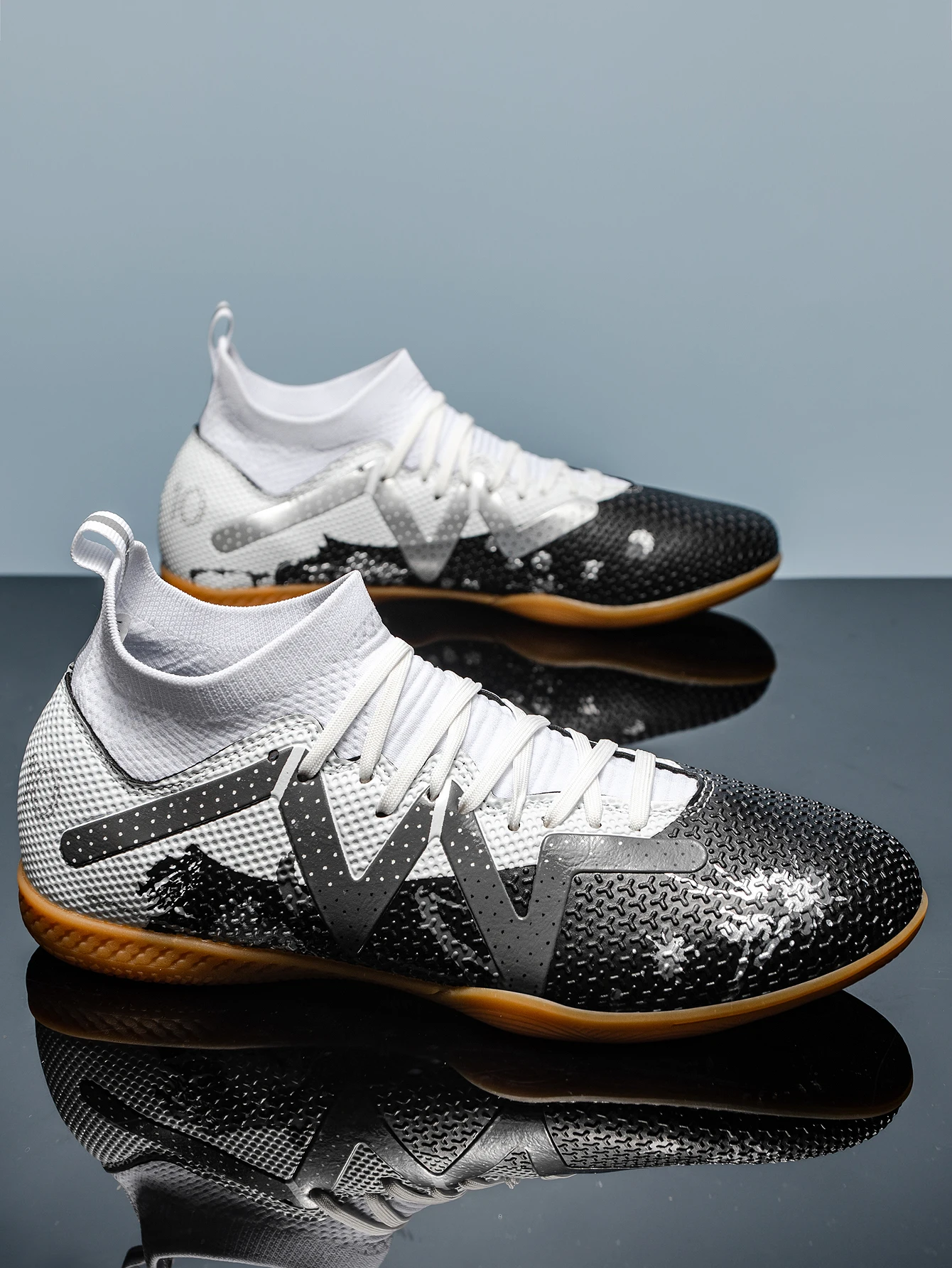 

Четырехцветные дополнительные футбольные бутсы с низким верхом для тренировок на плоской подошве, противоскользящие, износостойкие и легкие.