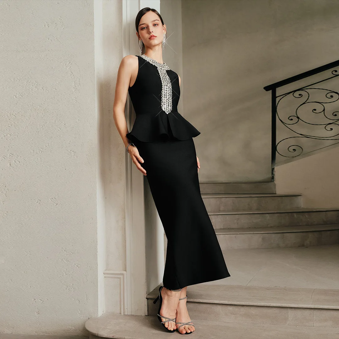 ชุดราตรีทรงเมอร์เมดสีดำประดับคริสตัลหรูหรา แขนกุด ทรงเข้ารูป ผ่าหลังยาว เหมาะสำหรับงานเลี้ยงอาหารค่ำอย่างเป็นทางการและงานแต่งงาน