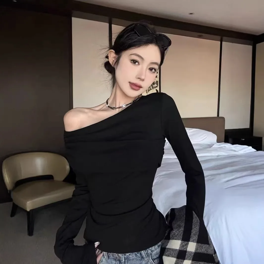 Women's Base Shirt 2026 New Autumn Red Slant Shoulder Pleated Waist Cinch Shoulder Top with Chest Pad High Waist Skirt Pants