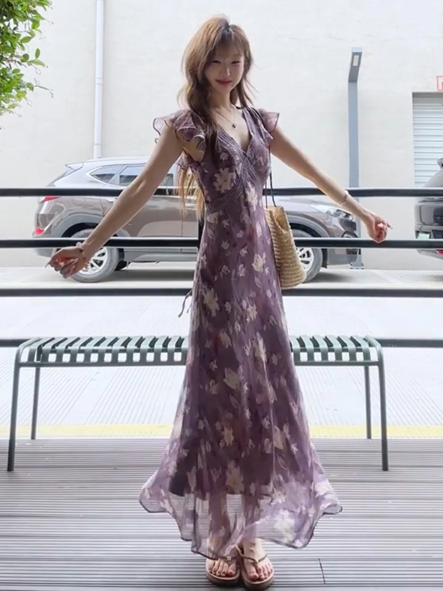 กระโปรงยาวทรงสวยสไตล์ญี่ปุ่น ลายดอกไม้สีม่วง คอวี รัดเอว สำหรับผู้หญิง ใส่ไปเที่ยวทะเล ฤดูร้อน 2025