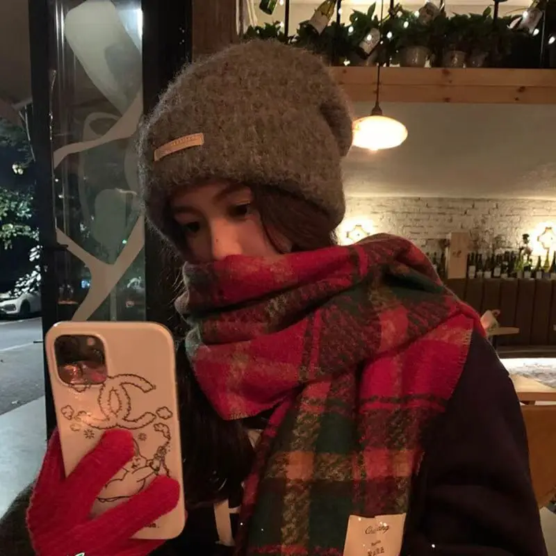 Regalo de Año Nuevo: bufanda navideña a cuadros con borlas rojas para mujer, chal cálido de estilo coreano de alta gama para invierno, bufanda gruesa