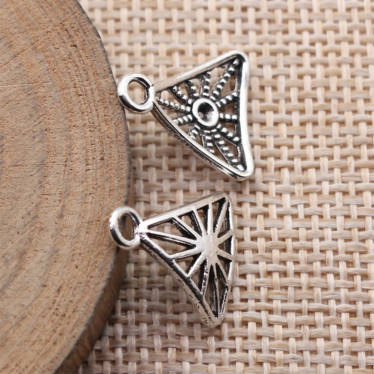 40pcs 16x14mm Antique Silver Color Hollow Triangle Charms Pendant Vintage Jewelry Making