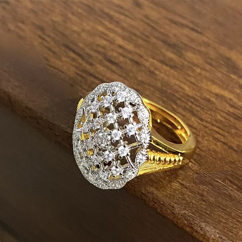 

The new Italian classic Bucci lace pigeon egg ring is a light luxury all-in-one lady birthday party jewelry gift