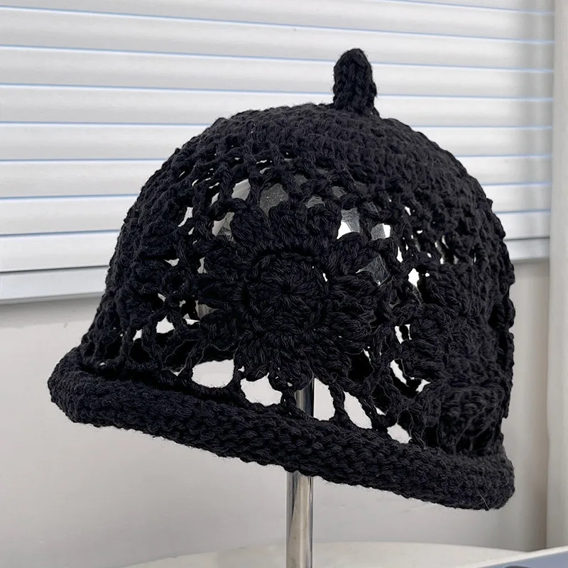 Neue handgemachte Häkelmütze mit hohlen Blumenmustern für Damen, atmungsaktive und vielseitige künstlerische Beanie-Mütze für den Herbst. – Detail 8