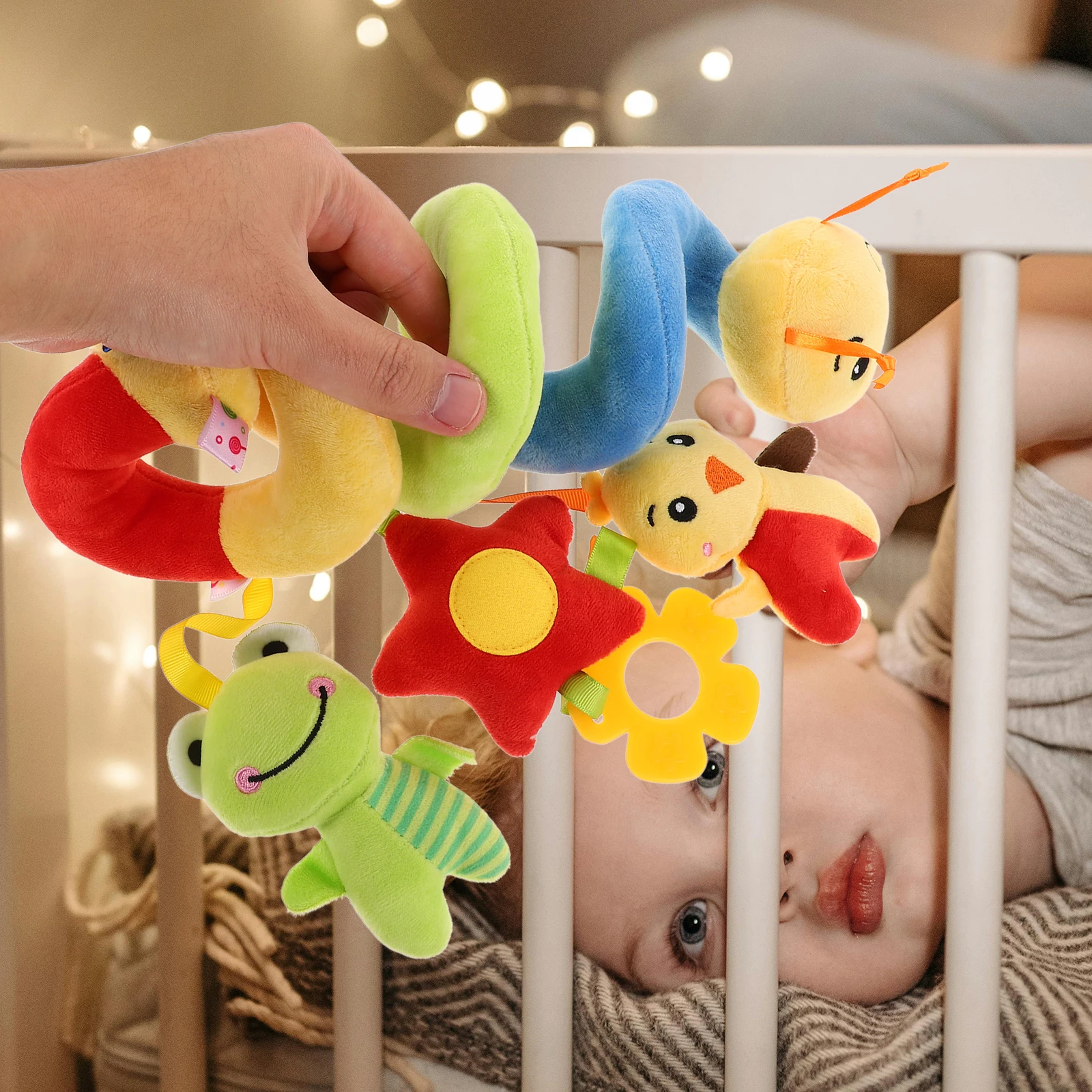 Entzückendes Caterpillar-Kinderwagenbett mit weichem Spiraldesign für die akustische und taktile Entwicklung von Babys