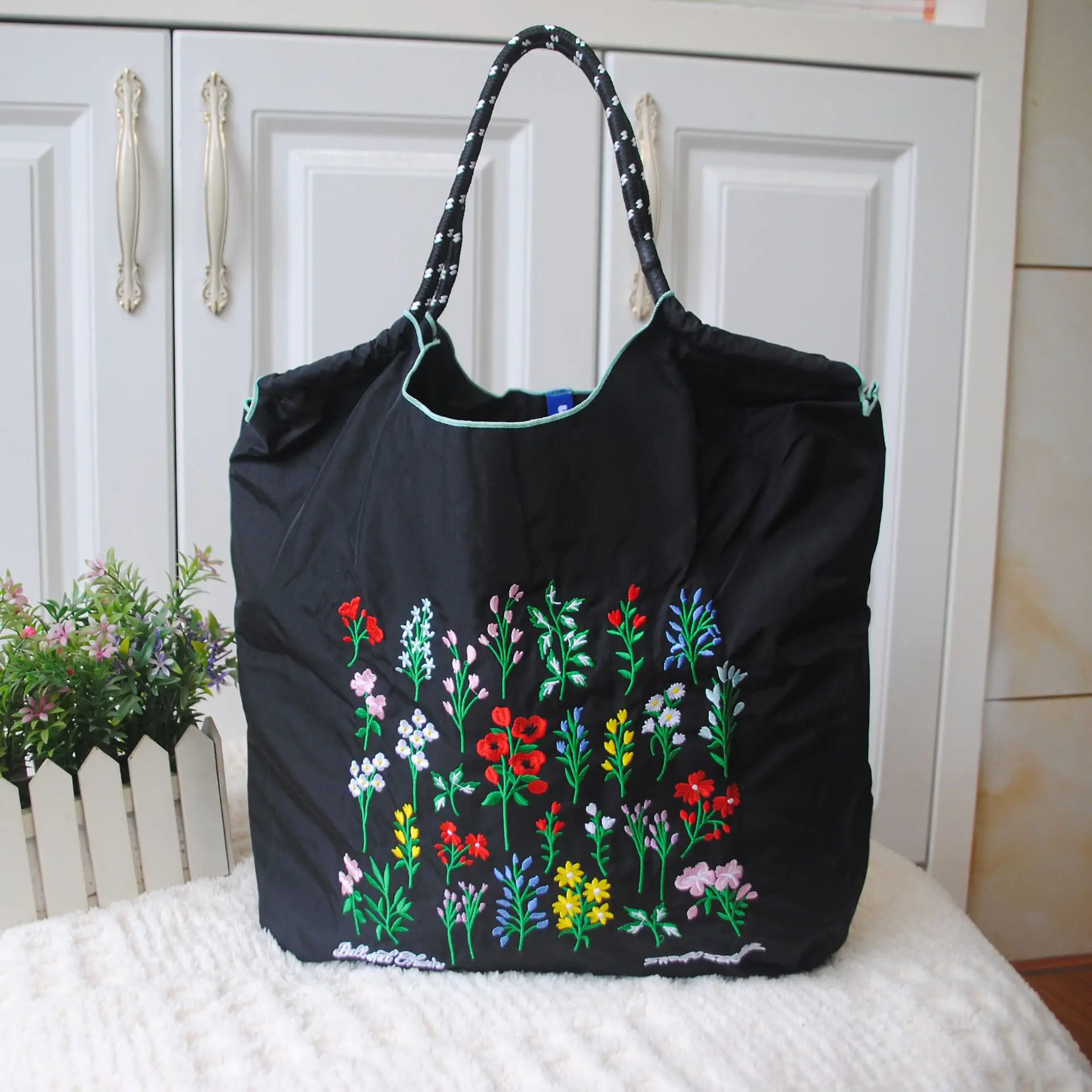 

Retro Floral Vine Embroidery Eco-Friendly Nylon Embroidered Large-Capacity Women's Handbag Shoulder Crossbody Bag