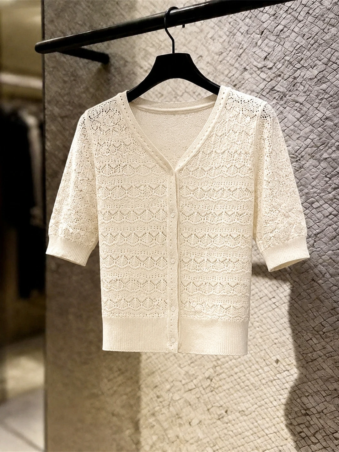 

Delicate Knitted Short Sleeve V-Neck Single Button Hollow Design Summer Top Gentle Style Fashionable Shirt Women's Silk