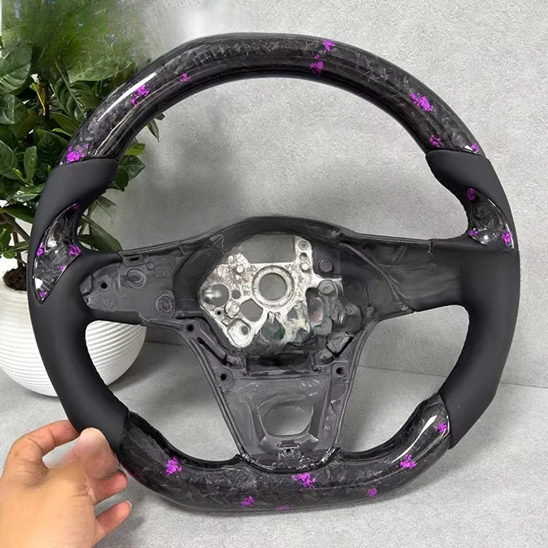 

Для VW Passat 2020-2021: персонализированная модификация рулевого колеса из фиолетового кованого карбона с возможностью выбора цвета.