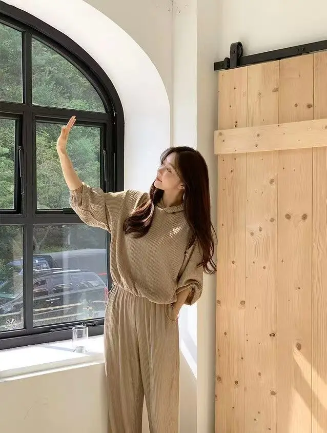 

Casual Loose Feeling Color Women's Set with Pleated Design Hoodie Straight Leg Pants Relaxed Two Piece Set Faionable