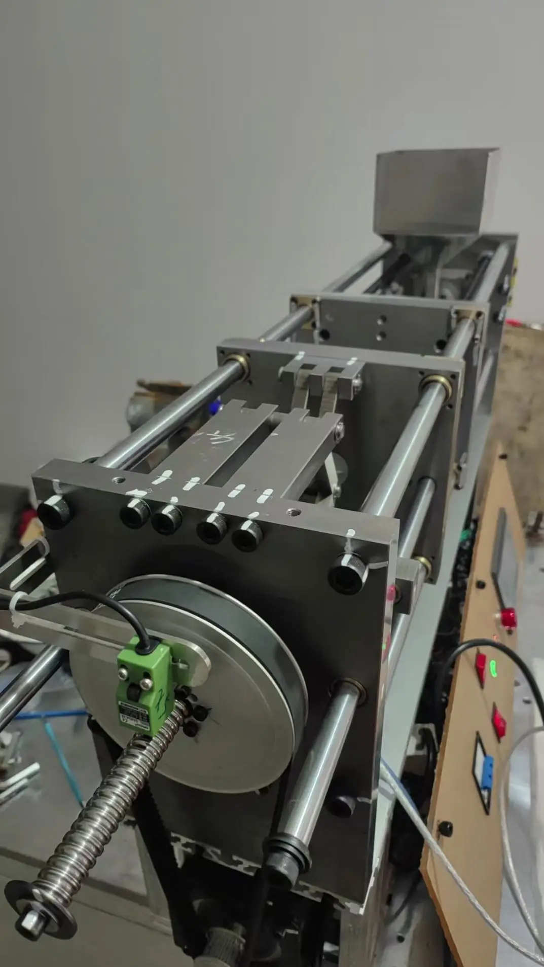 เครื่องขึ้นรูปพลาสติก PP PE PC ขนาด 302611 ซม. เครื่องผลิตพลาสติกขนาดเล็ก