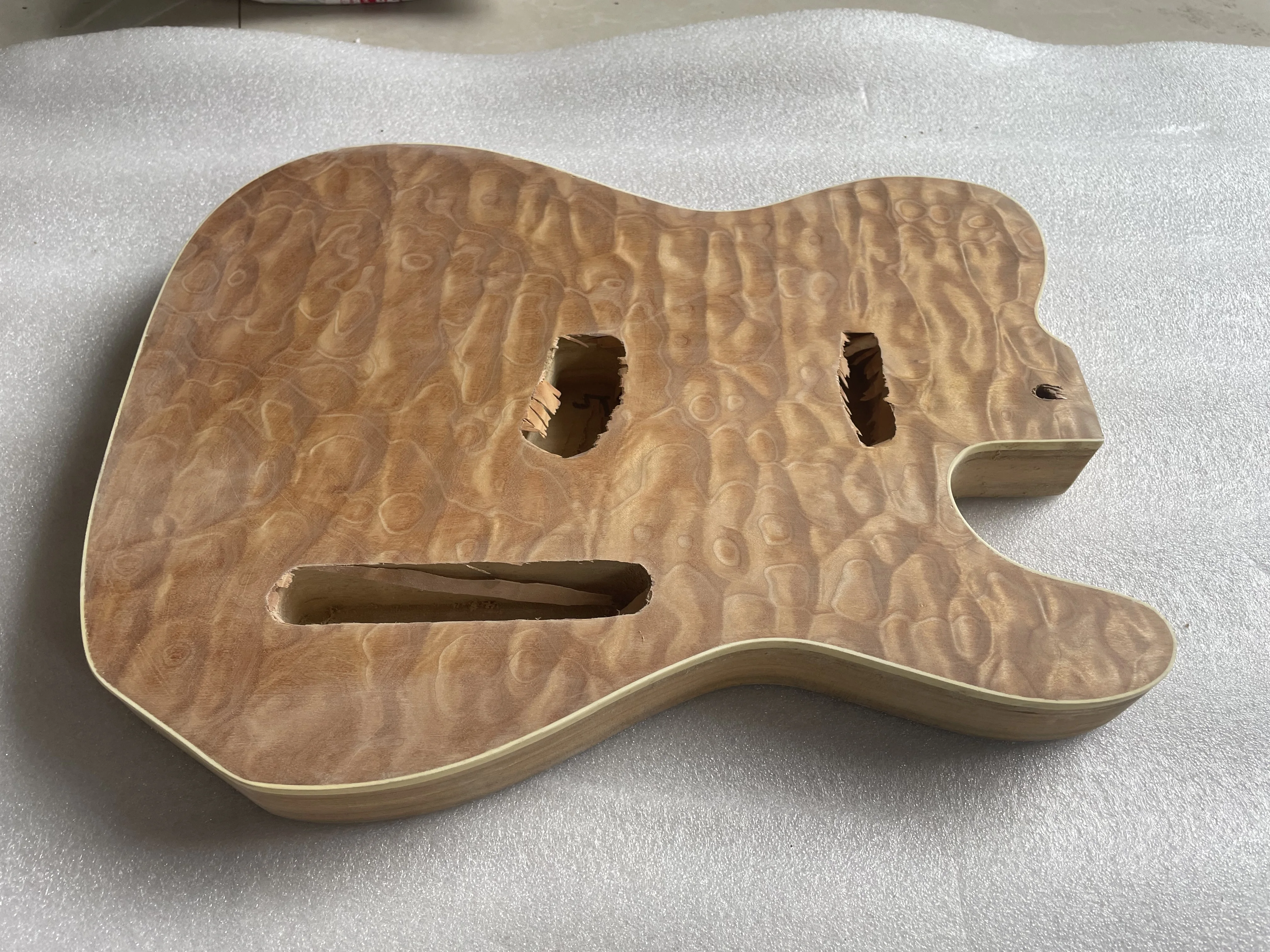 Unfinished Piulownia Wooden Barrel, Water Wave Maple Veneer, Beautiful T-Style Electric Guitar Body, Unfinished