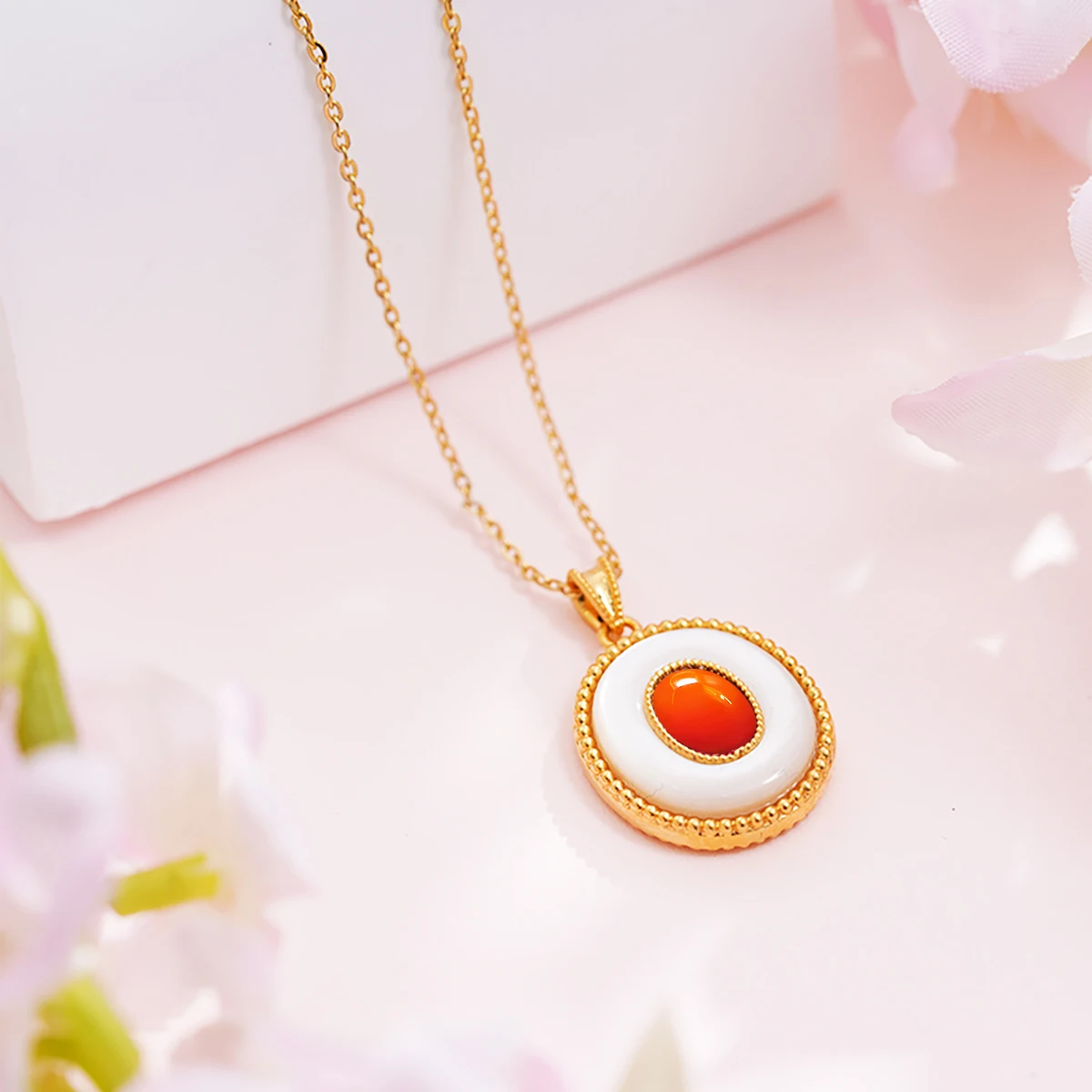 Natural White Fritillaria 18k Gold Pendant Au750 Elliptical Ruby Pendants for Woman Jewelry with Certificate