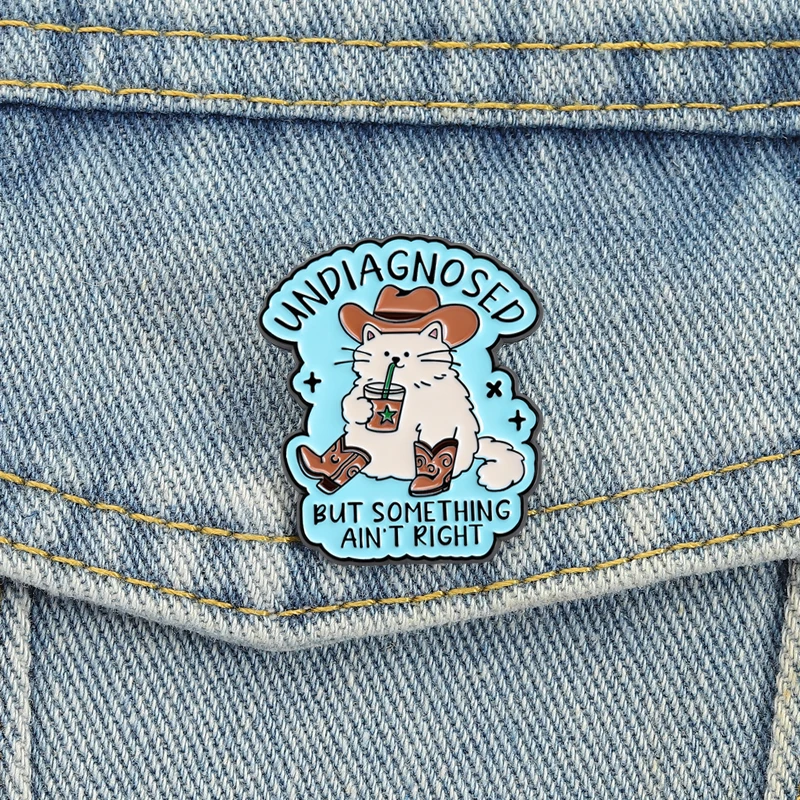 No diagnosticado pero algo no tiene razón, alfileres esmaltados, broches de gato vaquero, insignias de solapa, joyería de animales de dibujos animados, regalo para amigos