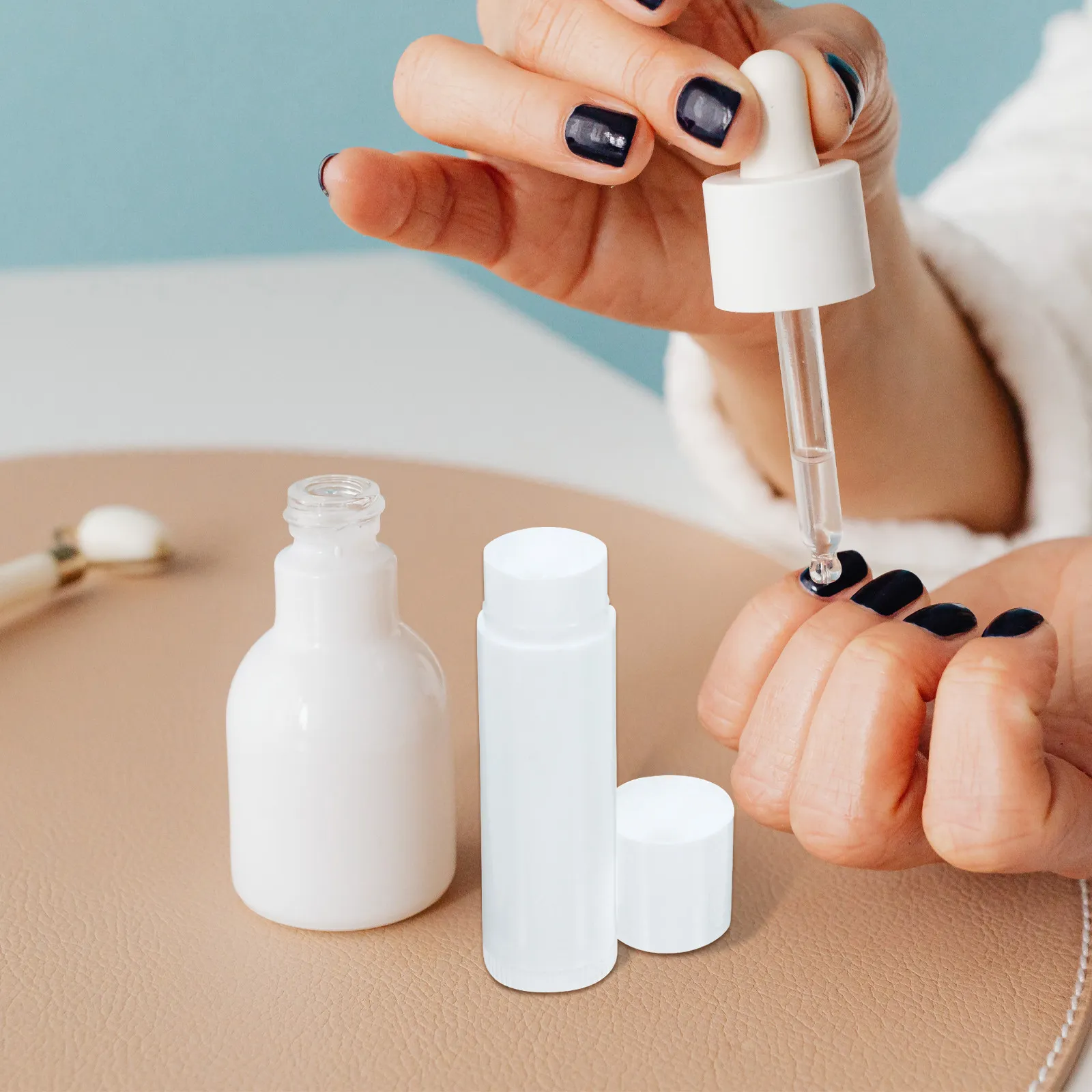 50 Pezzi Contenitori per Balsamo Labbra con Tappi, Tubi Vuoti in Polipropilene Naturale per DIY, Confezione per la Cura delle Labbra con Sistema di Erogazione a Rotazione