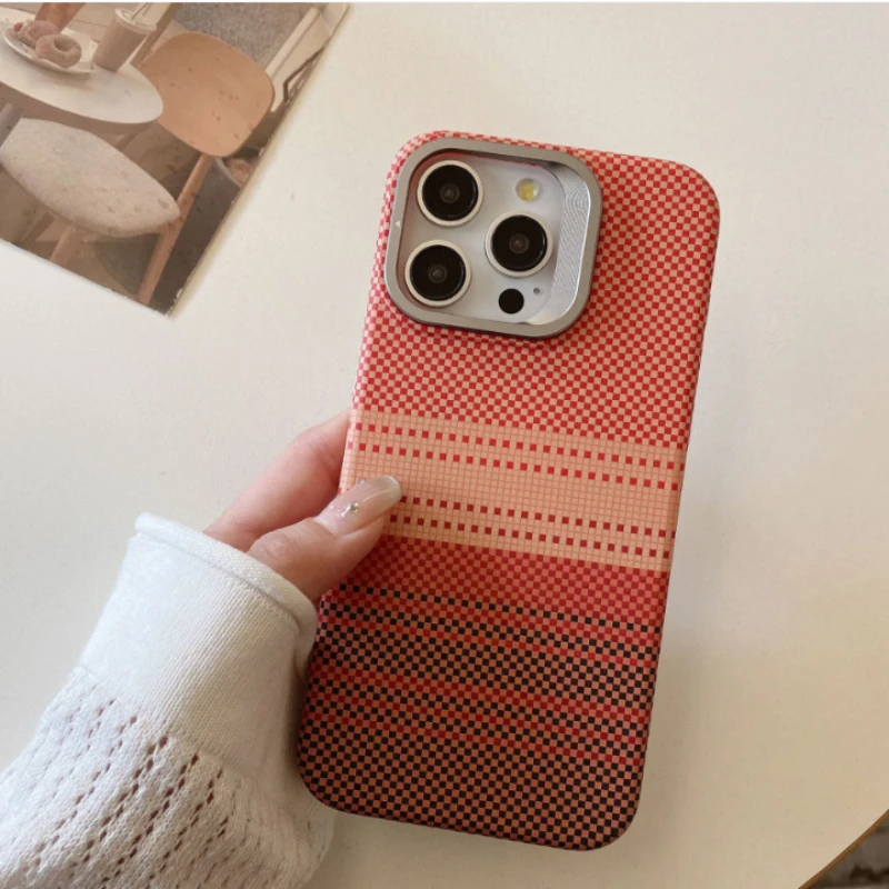 

Новый магнитный чехол для телефона iPhone 16promax 15plus с металлическими линзами 14pro, функция кронштейна 13pro, защитный чехол с узором из углеродного волокна