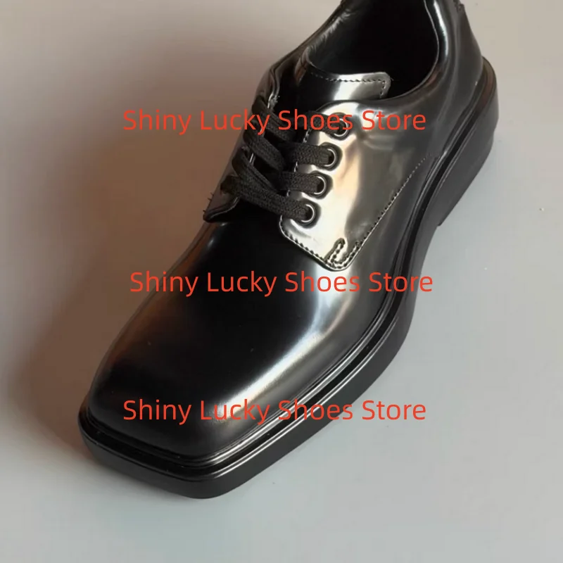 

Женские туфли с перекрестными ремешками, квадратным носком, на массивном низком каблуке, с декоративными швами, однотонные