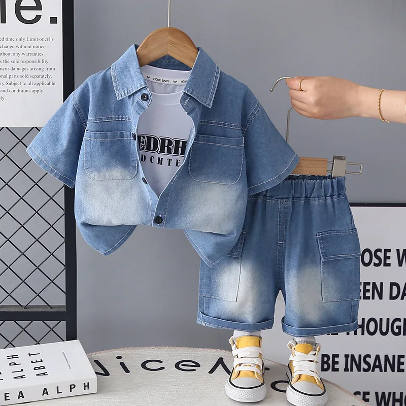 

Летний комплект для малышей: джинсовая куртка с градиентным эффектом + футболка с принтом + шорты-карго, повседневная одежда для мальчиков