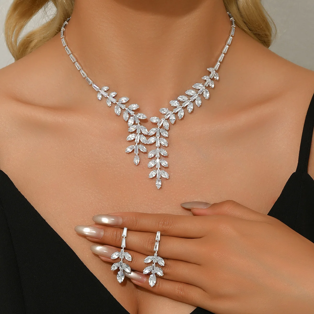 

New Princess Full-Diamond Leaf Necklace and Earrings Set with Zirconium Chain Accessory for Formal Dress. Daughter's Gift