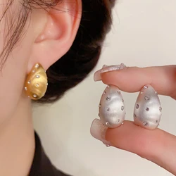 European and American Style Fashionable Metal Brushed Droplet Shaped Rhinestones Studded Simple Earrings for Women.