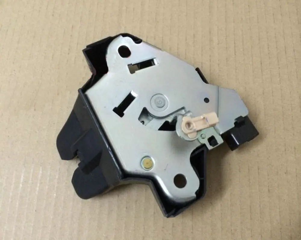 Apply to  07-13 old corolla  Trunk lock block ， One price