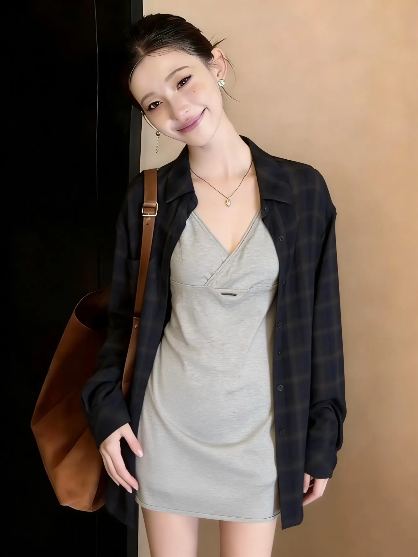 

Винтажная синяя клетчатая рубашка больших размеров с защитой от солнца и длинными рукавами, женская летняя рубашка нового стиля, свободный крой, универсальный топ, утягивающий фигуру