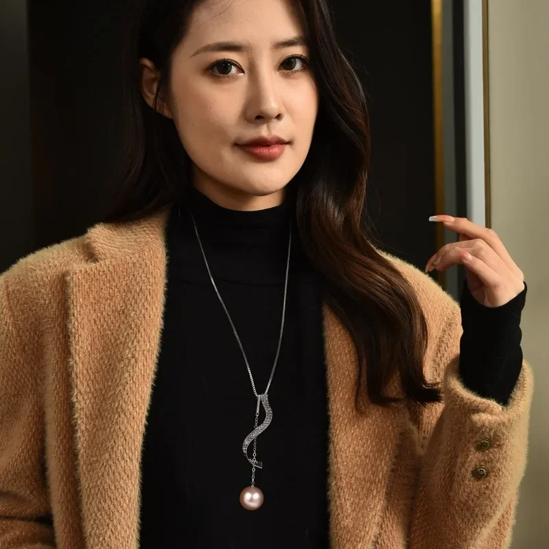 セーターを着ている女性に適した真新しいロングタッセルネックレス