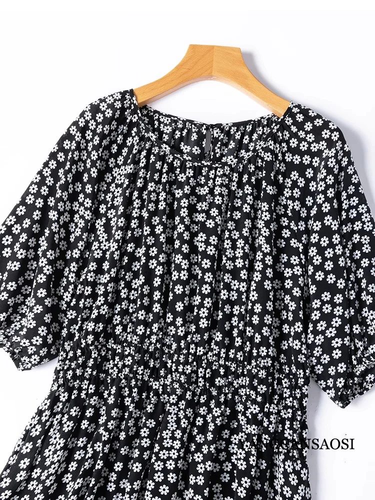 アーティスティックな黒と白の花柄、100%天然桑絹クレープデシン、ラウンドネック、ランタンスリーブ、ゴムウエストのレディースドレス